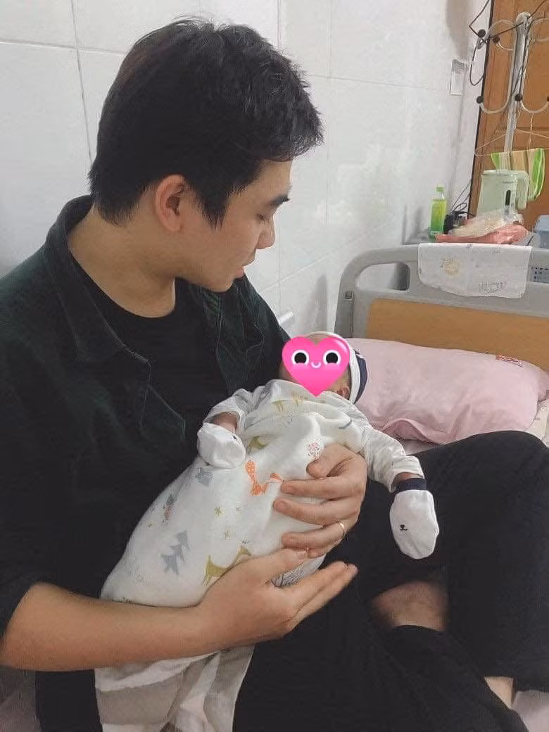 Mẹ chồng cũng như mẹ ruột không ở cạnh được, chồng thay luôn công việc của bà ngoại, bà nội khi vợ còn ở cữ. Anh chồng không ngần ngại chăm con, thay tã cho em bé