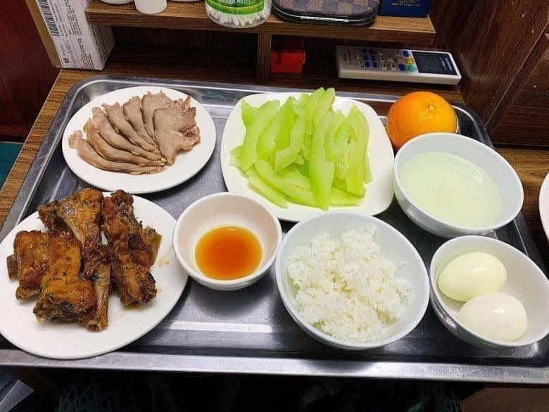 Mâm cơm đơn giản nhưng đầy tình yêu