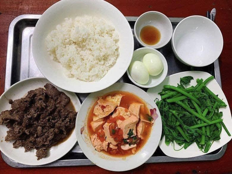 Nhiều người còn bình luận một cách hài hước ''có ông chồng thế này thì đẻ liền 3 đứa cũng được''