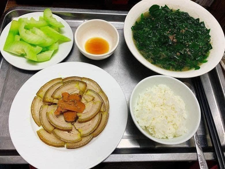 Ông chồng này cũng vô cùng đảm đang và khéo tay, nấu cho vợ mâm cơm không chỉ đủ dinh dưỡng còn rất ngon lành