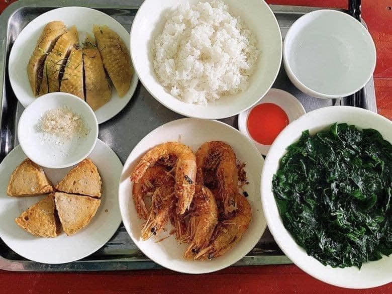 Bài đăng khiến hội chị em bày tỏ sự ngưỡng mộ: ''Các cụ bảo phụ nữ hơn nhau ở tấm chồng cũng chẳng sai. Giàu nghèo như nào chưa rõ nhưng người bạn đời ân cần, thấu hiểu và yêu thương vợ con như này chẳng có gì sánh bằng''