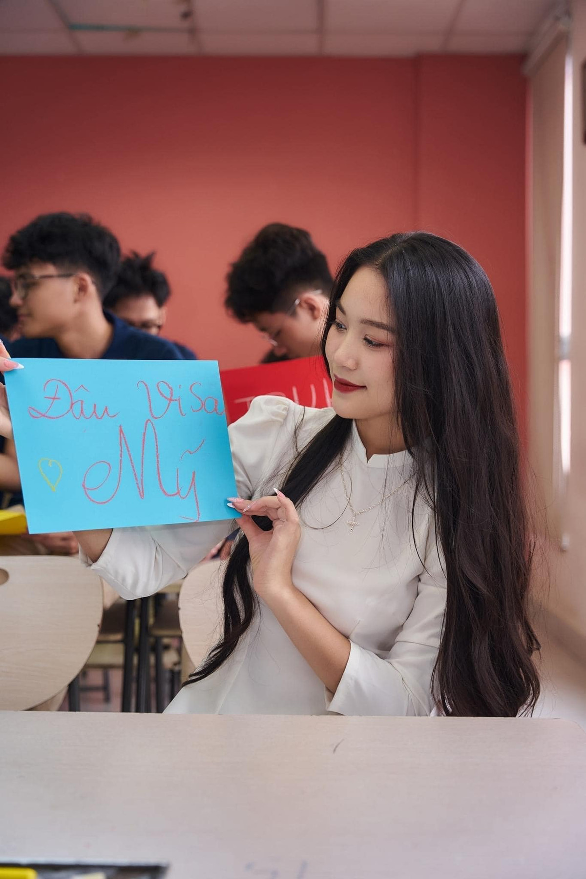 Trong bộ ảnh kỷ yếu của mình, Thanh Tuyền đã ghi trên tờ giấy ước mơ của mình là đậu Visa Mỹ.