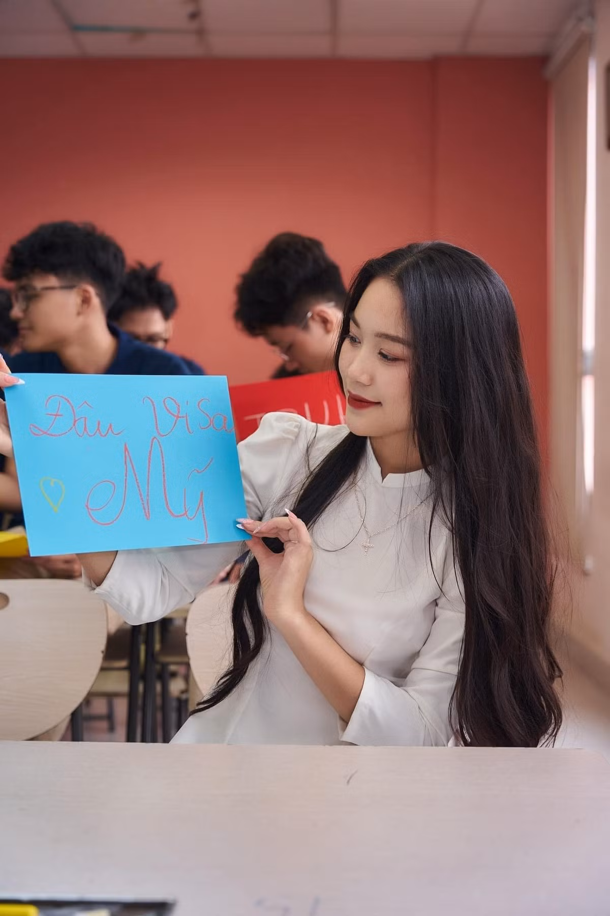 Trong bộ ảnh kỷ yếu của mình, Thanh Tuyền đã ghi trên tờ giấy ước mơ của mình là đậu Visa Mỹ.