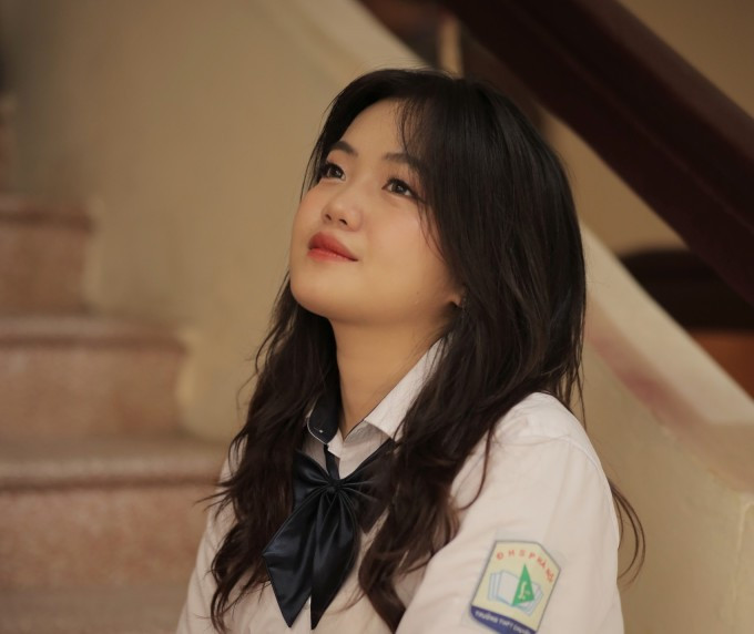 Đại học Yale, ngôi trường Ly mới trúng tuyển, nằm trong nhóm 8 trường Ivy League danh giá, được US News đánh giá tốt thứ 5 tại Mỹ. Trường này cũng nằm trong top 10 thế giới, theo bảng xếp hạng năm 2024 của THE. Trên website, Đại học Yale công bố 700 học sinh đỗ, trong gần 7.900 hồ sơ ứng tuyển sớm. Tỷ lệ trúng tuyển chỉ khoảng 9% là mức thấp nhất trong hơn hai thập kỷ, kể từ khi đại học này áp dụng hình thức tuyển sinh sớm nhưng không bắt buộc nhập học.