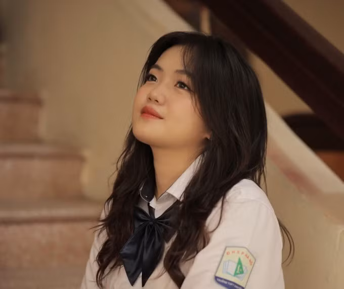 Đại học Yale, ngôi trường Ly mới trúng tuyển, nằm trong nhóm 8 trường Ivy League danh giá, được US News đánh giá tốt thứ 5 tại Mỹ. Trường này cũng nằm trong top 10 thế giới, theo bảng xếp hạng năm 2024 của THE. Trên website, Đại học Yale công bố 700 học sinh đỗ, trong gần 7.900 hồ sơ ứng tuyển sớm. Tỷ lệ trúng tuyển chỉ khoảng 9% là mức thấp nhất trong hơn hai thập kỷ, kể từ khi đại học này áp dụng hình thức tuyển sinh sớm nhưng không bắt buộc nhập học.