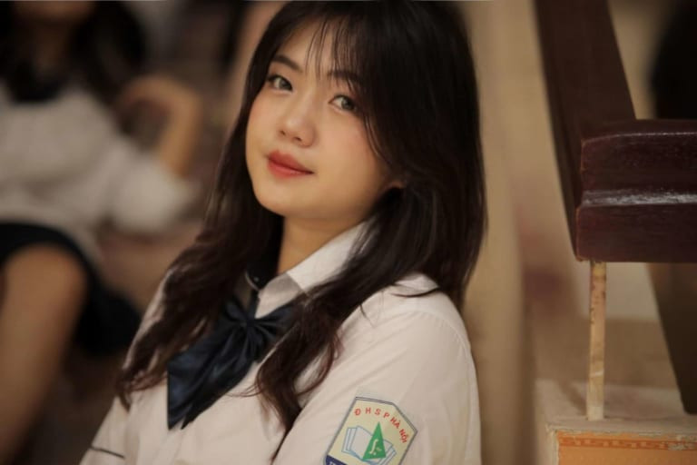 Trước đó, Nguyễn Khánh Ly - học sinh lớp 12 Anh 1, trường THPT chuyên Đại học Sư phạm Hà Nội cùng từng khiến netizen phải nể phục vì thành tích khủng. Cô nàng đã trúng tuyển kèm học bổng 8,9 tỷ đồng cho 4 năm từ Đại học Yale.