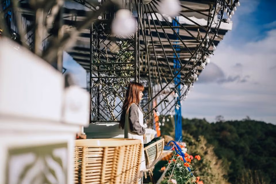 Đây cũng là địa điểm được biết đến nhiều với những bức ảnh sống ảo "trên mây" được nhiều bạn trẻ đăng tải trên mạng xã hội.