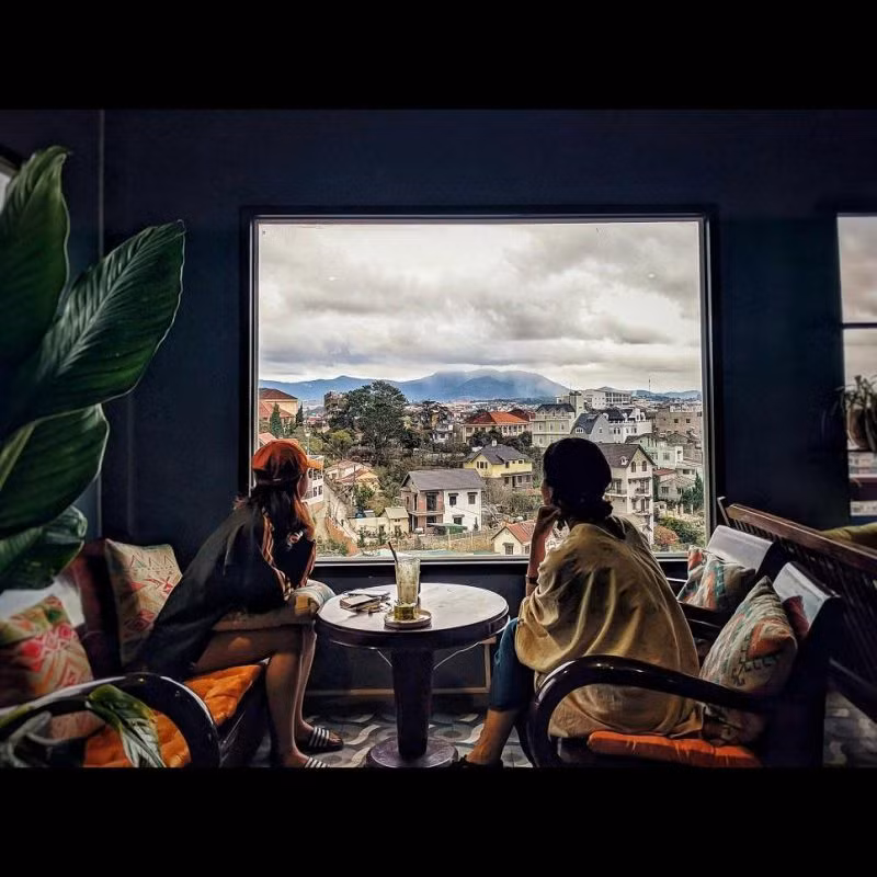 Up coffee với khung cửa sổ nhìn thẳng ra thành phố mang lại cảm giác vintage cho những pô ảnh sống ảo của các bạn trẻ.