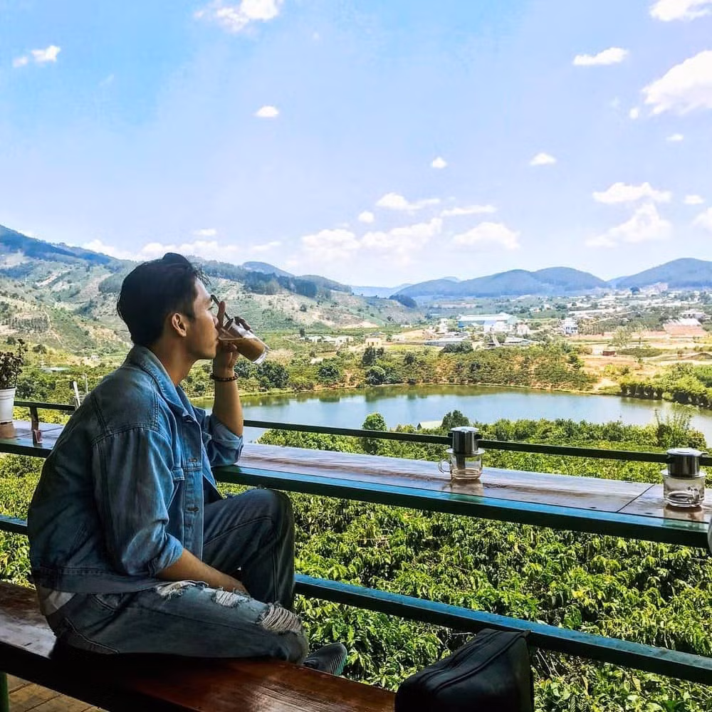 Chỗ ngồi được ưa thích nhất tại đây là hàng ghế đơn nhìn thẳng ra rừng thông và thung lũng phía xa của Đà Lạt.