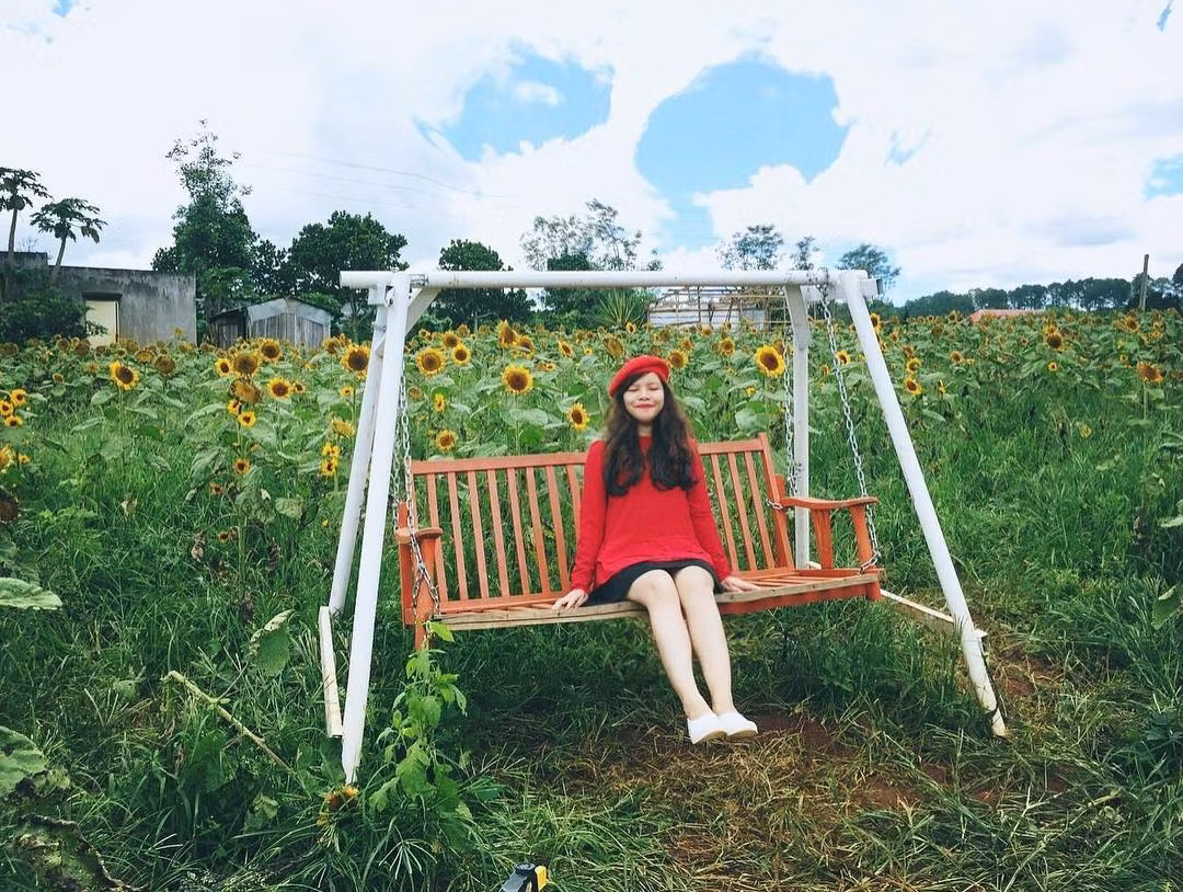 Quán cafe sống ảo Đà Lạt thu hút nhiều bạn trẻ sống ảo với khu vườn được đầu tư cẩn thận.