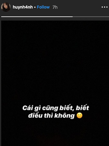 Thế nhưng ngay lập tức, bạn gái Quang Hải lại có hành động khiến ai nấy đều phải bày tỏ nghi vấn khi viết: "Cái gì cũng biết, biết điều thì không". Mặc dù không biết Huỳnh Anh đang ám chỉ điều gì nhưng người hâm mộ cho rằng trạng thái của cặp đôi có liên quan đến nhau.