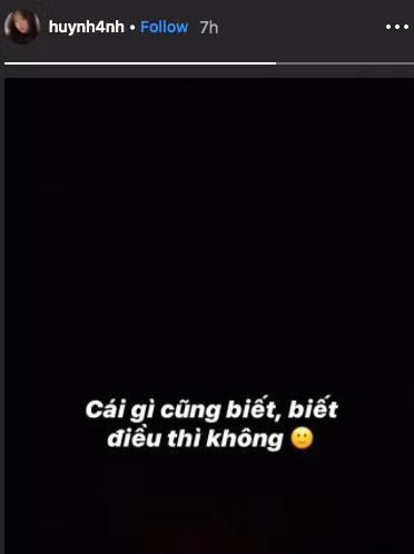 Thế nhưng ngay lập tức, bạn gái Quang Hải lại có hành động khiến ai nấy đều phải bày tỏ nghi vấn khi viết: "Cái gì cũng biết, biết điều thì không". Mặc dù không biết Huỳnh Anh đang ám chỉ điều gì nhưng người hâm mộ cho rằng trạng thái của cặp đôi có liên quan đến nhau.