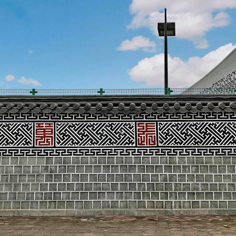 Bức tường được lát gạch theo phong cách cung điện Hàn Quốc, khi chụp ảnh cực ăn ảnh.