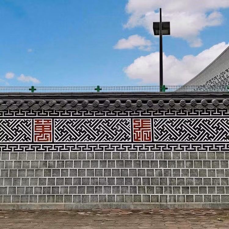 Bức tường được lát gạch theo phong cách cung điện Hàn Quốc, khi chụp ảnh cực ăn ảnh.