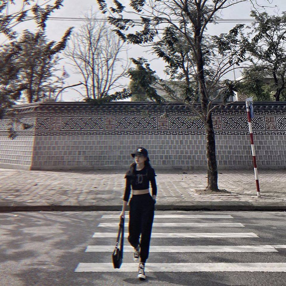 Bức tường khá dài nên dù có đông người kéo đến chụp ảnh cũng không phải lo thiếu góc. Tuy nhiên, đây cũng không phải thời điểm hợp lý để đi "sống ảo" bởi nhiệt độ ngoài trời nắng nóng gay gắt.