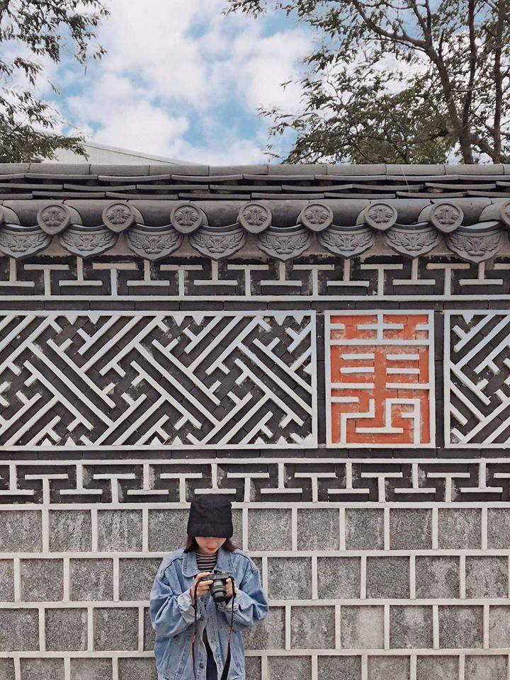 Theo một số "thổ địa" thì đang vào mùa hoa bằng lăng, cả cung đường được nhuộm một màu tím cực thơ. Chụp ảnh chán với tường thì có thể chuyển hướng sang hàng bằng lăng cạnh đó.