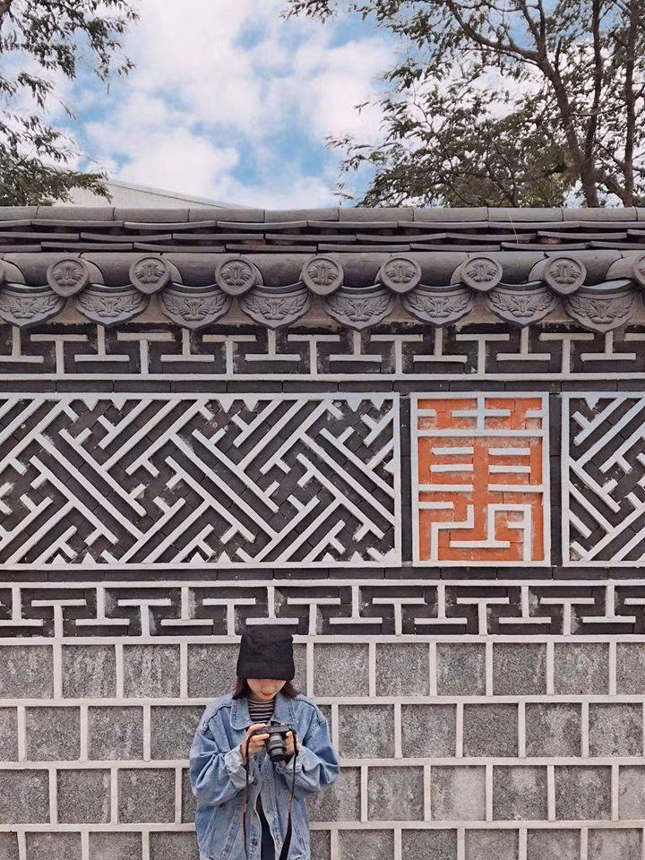 Theo một số "thổ địa" thì đang vào mùa hoa bằng lăng, cả cung đường được nhuộm một màu tím cực thơ. Chụp ảnh chán với tường thì có thể chuyển hướng sang hàng bằng lăng cạnh đó.