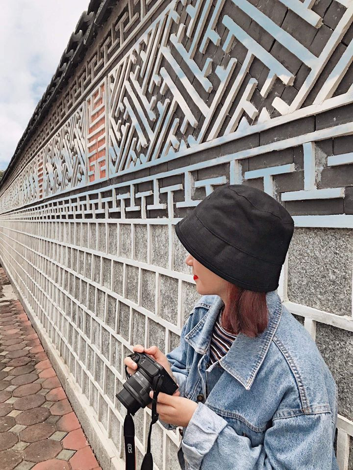 Hơn nữa, nếu tới đây đúng mùa thu, sẽ có nguyên hàng cây phong lá đỏ chào đón, check-in Hà Nội mà ngỡ đang bên Hàn Quốc thật.