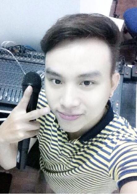 Mỗi lần đi diễn tỉnh hay đi xa nhà, Thành Bảo vừa là bạn đồng hành, vừa làm vệ sĩ và kiêm luôn bảo mẫu.