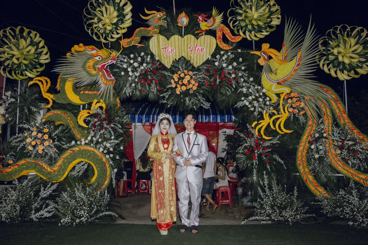 Được biết, cặp đôi này đều sinh ra và lớn lên tại Cần Thơ, đã có 6 năm yêu nhau trước khi tiến tới hôn nhân, hiện sinh sống và làm việc tại TPHCM.