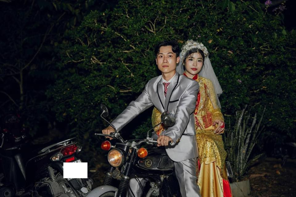 Mới đây, hình ảnh đám cưới của Ngô Văn Thuận (sinh năm 1996) và Đặng Thị Ngọc Hà (sinh năm 2001) được tổ chức theo phong cách thập niên 90 xưa được chia sẻ rộng rãi khiến nhiều người vô cùng thích thú.