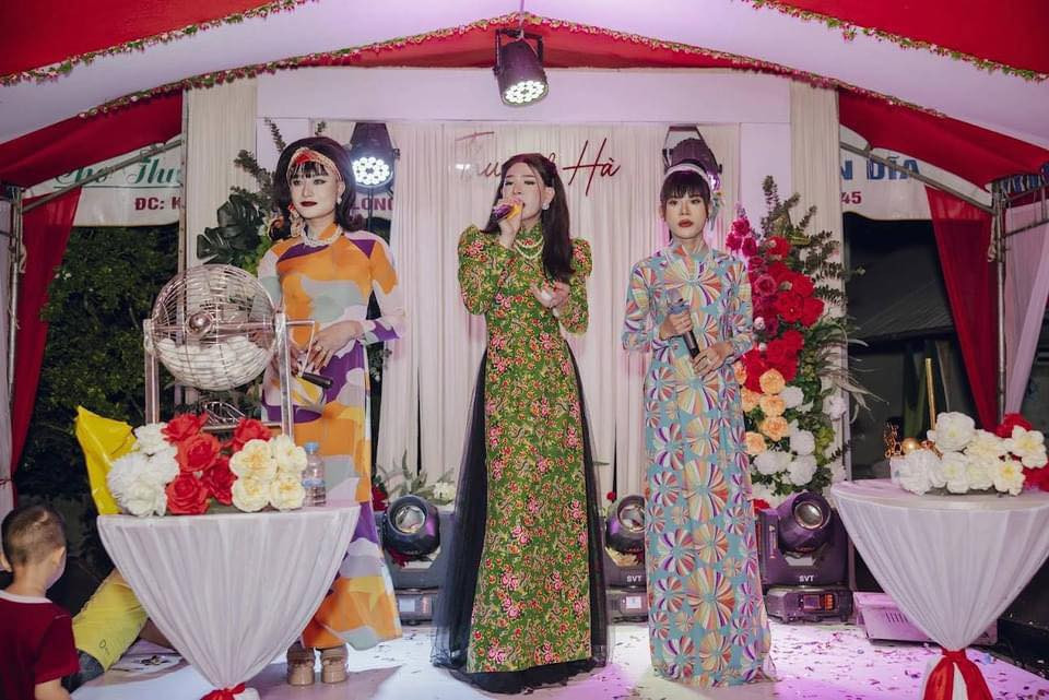 Được biết, ý tưởng ban đầu là của chú rể, anh mong muốn làm đám cưới giống ba mẹ ngày xưa nên đã bàn với vợ sắp cưới của mình và được đồng ý.