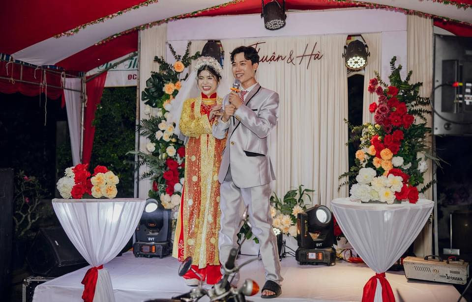 Diện quần áo thập niên 1990, trang điểm theo tông xưa, chọn chiếc cổng rồng phụng, trang bị thêm con xe 67 thời đó, cặp đôi đã tái hiện lại hoàn toàn đám cưới của cha mẹ ngày xưa.