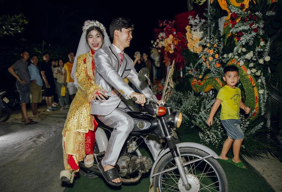 Không gian đám cưới của cặp đôi cũng được trang trí rực rỡ, với hoa và cổng cưới hình rồng phượng làm từ các loại cây trái đặc trưng của miền Tây.