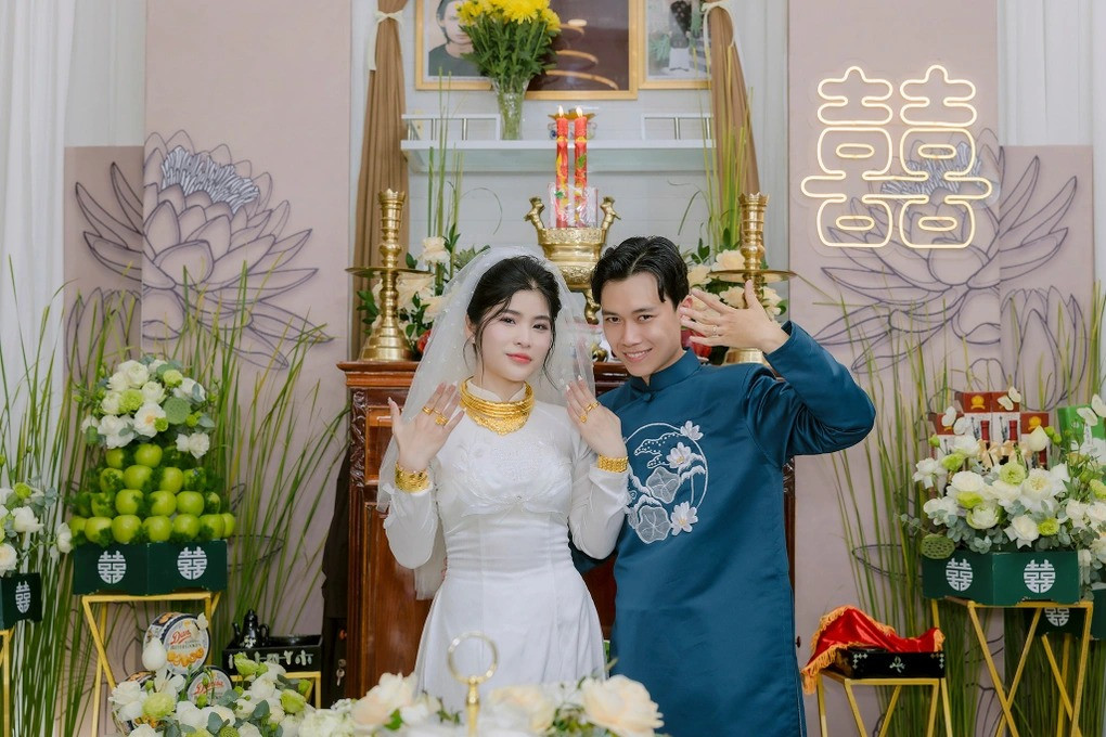 Ngoài đám cưới tổ chức theo phong cách xưa, cặp đôi cũng diện áo dài mang phong cách hiện đại, trẻ trung trong ngày cưới.