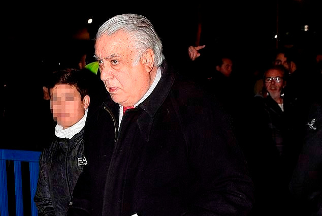 Lorenzo Sanz được đưa vào bệnh viện từ hôm thứ 3 vừa qua, trước đó, ông đã sốt hơn 1 tuần. Các bác sĩ khẳng định ông dương tính với Covid-19 và diễn biến bệnh tình khá nghiêm trọng. Ông qua đời vào tối 21/3 ở tuổi 76.