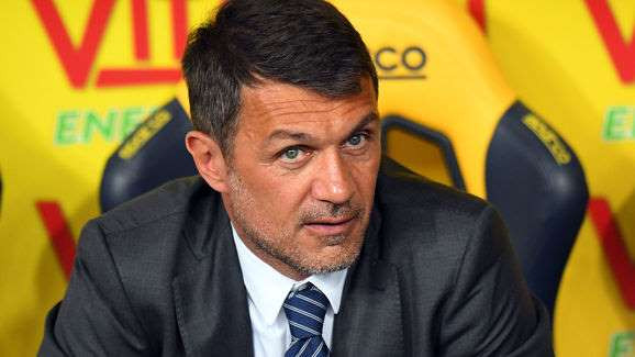 CLB AC Milan cũng vừa xác nhận huyền thoại Paolo Maldini và cậu con trai 18 tuổi Daniel cũng đã nhiễm Covid-19: "Maldini lấy mẫu xét nghiệm vào hôm qua và có kết quả dương tính. Con trai ông, Daniel - tiền đạo của đội trẻ Milan cũng có kết quả tương tự. Họ đang được tiếp tục được theo dõi, điều trị theo phác đồ của cơ quan y tế".