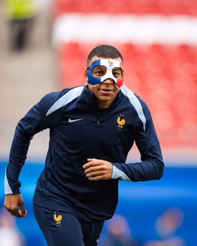 Anh đã phải đeo dụng cụ bảo vệ mũi trong các buổi tập cùng đồng đội sau đó. Nó được thiết kế theo quốc kỳ của đội tuyển Pháp. Ngoài ra, mặt nạ còn in hình "Gà trống Gaulois" (biểu tượng của đội tuyển Pháp) và tên của Mbappe.