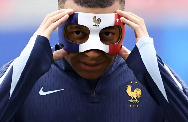 Rạng sáng 18.6, trong trận ra quân cùng đội tuyển Pháp đối đầu với Áo, Kylian Mbappe gặp phải chấn thương nghiêm trọng. Mbappe bị gãy mũi khi va chạm với vai của hậu vệ Áo Kevin Danso, khiến máu chảy ra từ mũi sưng tấy, làm đỏ một phần áo trắng của anh.