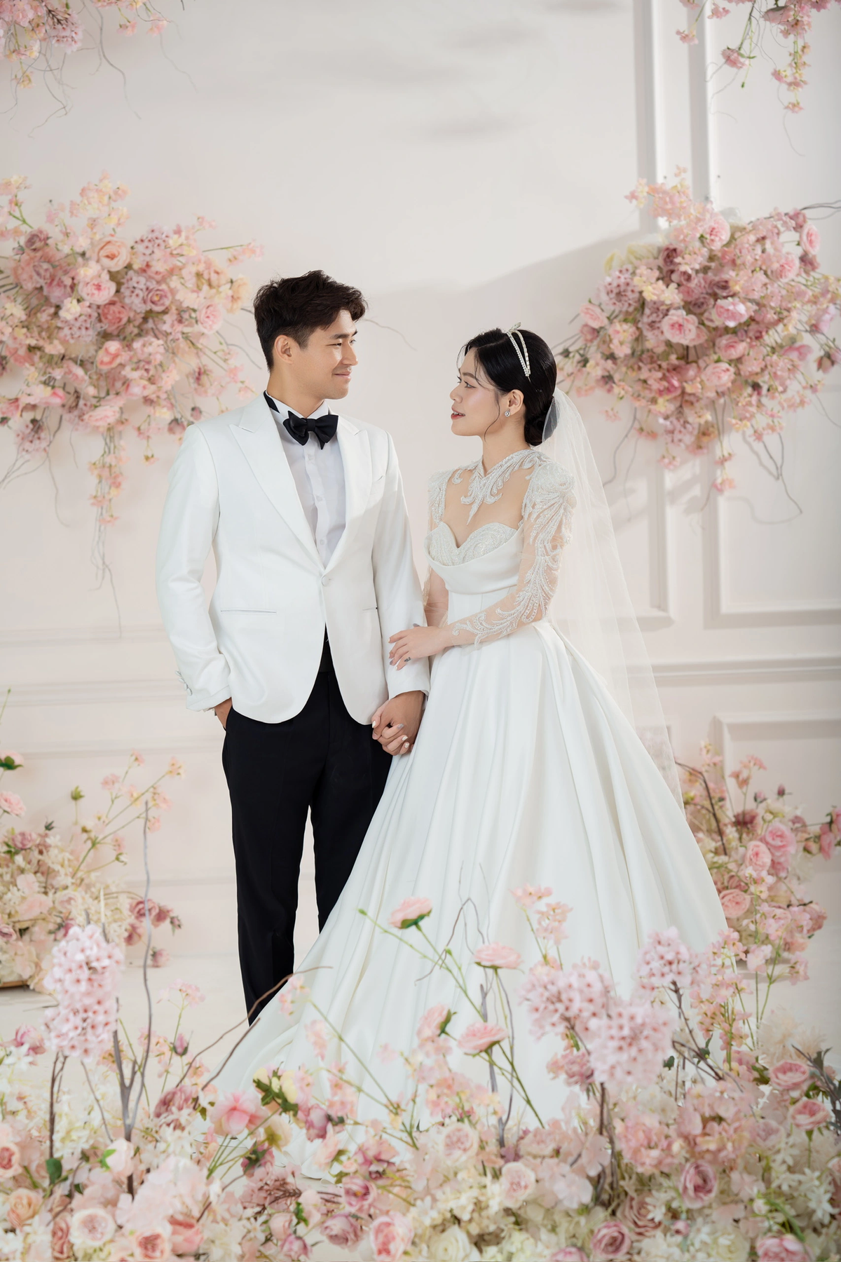 Giữa năm 2022, khi dịch bệnh lắng xuống, gia đình Young Sang cùng người thân, bạn bè sang Việt Nam tham gia hôn lễ lần hai của đôi trẻ. Không chỉ có đầy đủ nghi lễ truyền thống theo phong tục của người Việt, đám cưới còn có màn giao lưu văn nghệ "máu lửa" của hai bên thông gia.