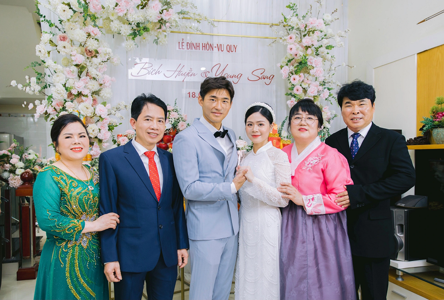 Cô dâu Việt cũng được nhà chồng rất yêu mến và cưng chiều.