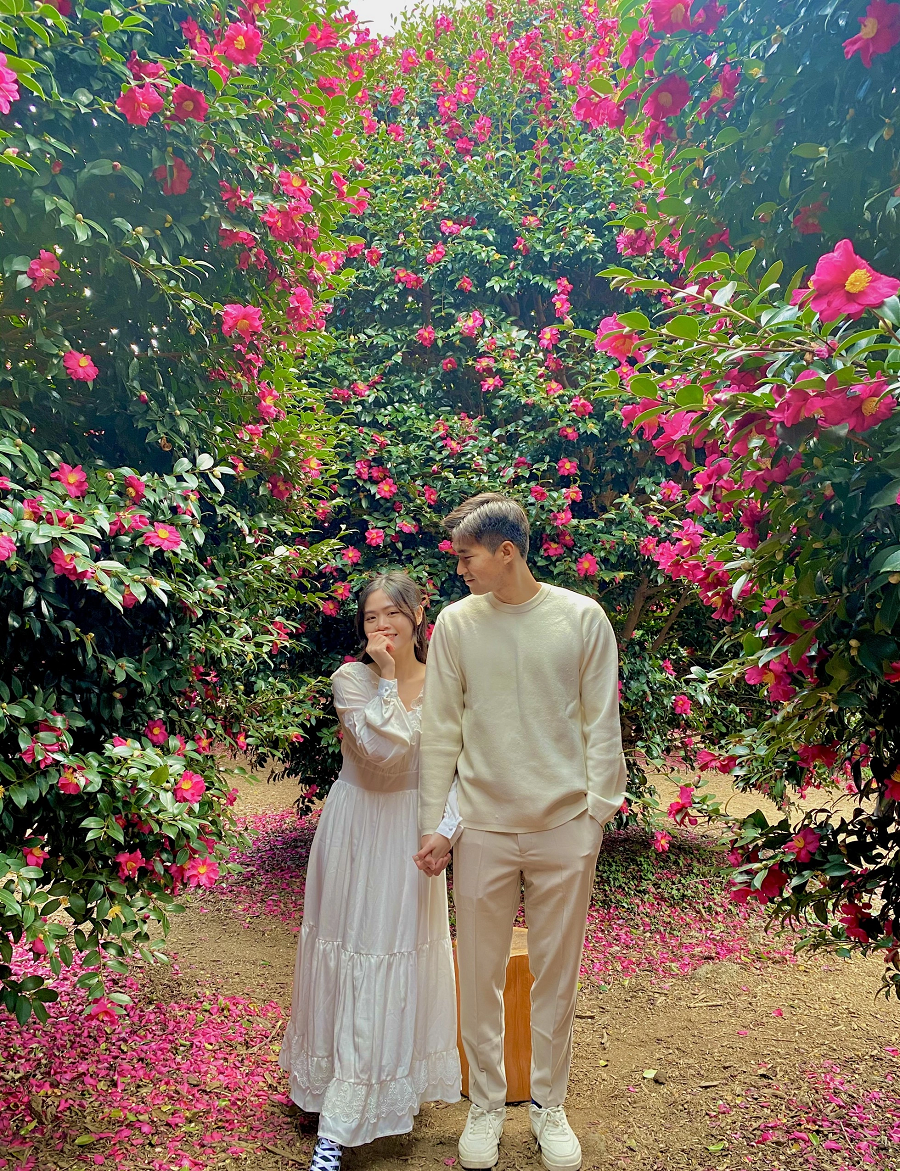 Sau khi tốt nghiệp ngành ngôn ngữ Trung tại Đại học ngoại ngữ, Đại học Quốc gia Hà Nội, Phùng Bích Huyền nhận được học bổng toàn phần hệ thạc sĩ của chính phủ Trung Quốc và lên đường sang thành phố Trùng Khánh du học vào năm 2017. Còn chồng cô học theo hệ sinh viên trao đổi.