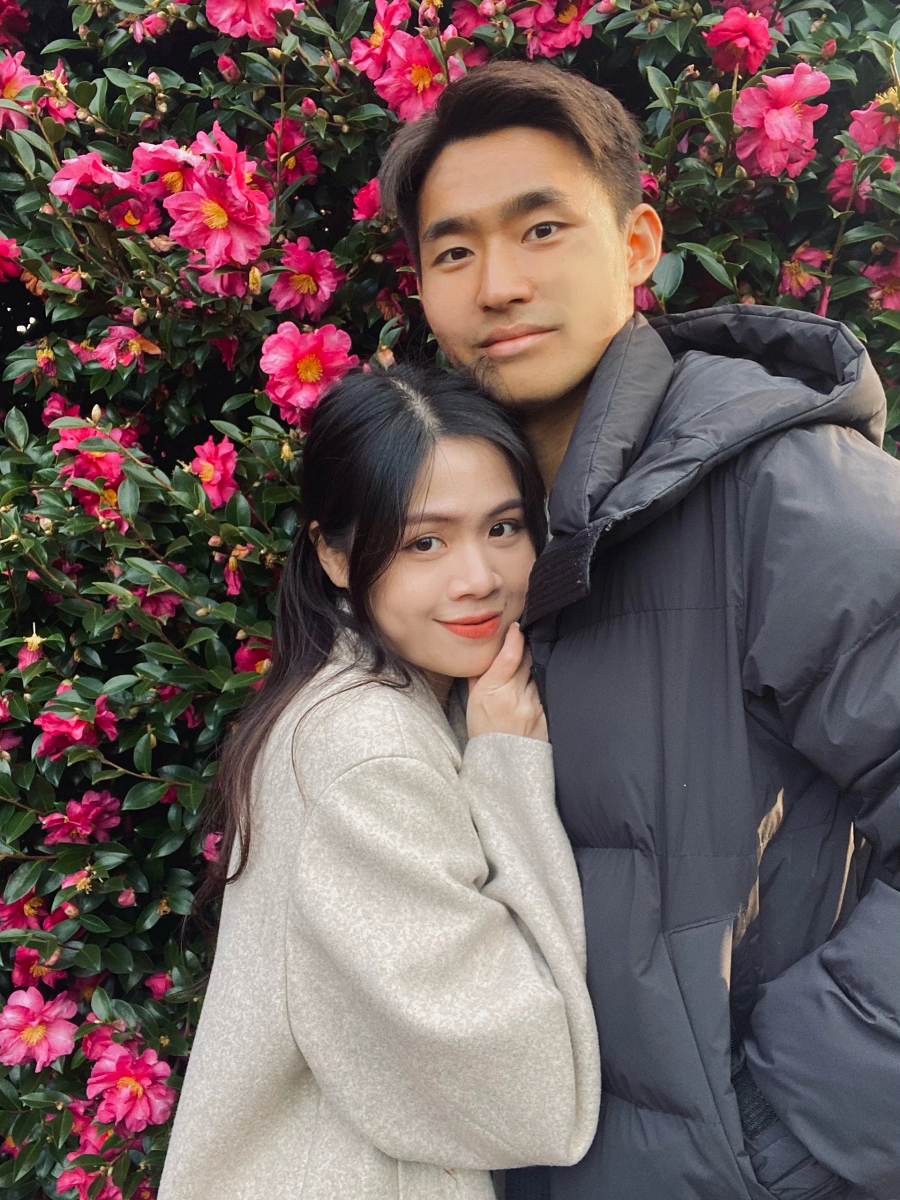 Chuyện tình của cô gái Việt Nam Phùng Bích Huyền (SN 1994, Hải Phòng) và chàng trai Hàn Quốc Song Young Sang (SN 1993) bắt đầu từ một buổi họp mặt tân sinh viên.