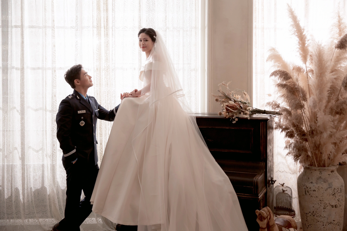 Ban đầu, khi mới yêu nhau, cả 2 không được 2 gia đình quá ủng hộ vì khoảng cách và rào cản ngôn ngữ.