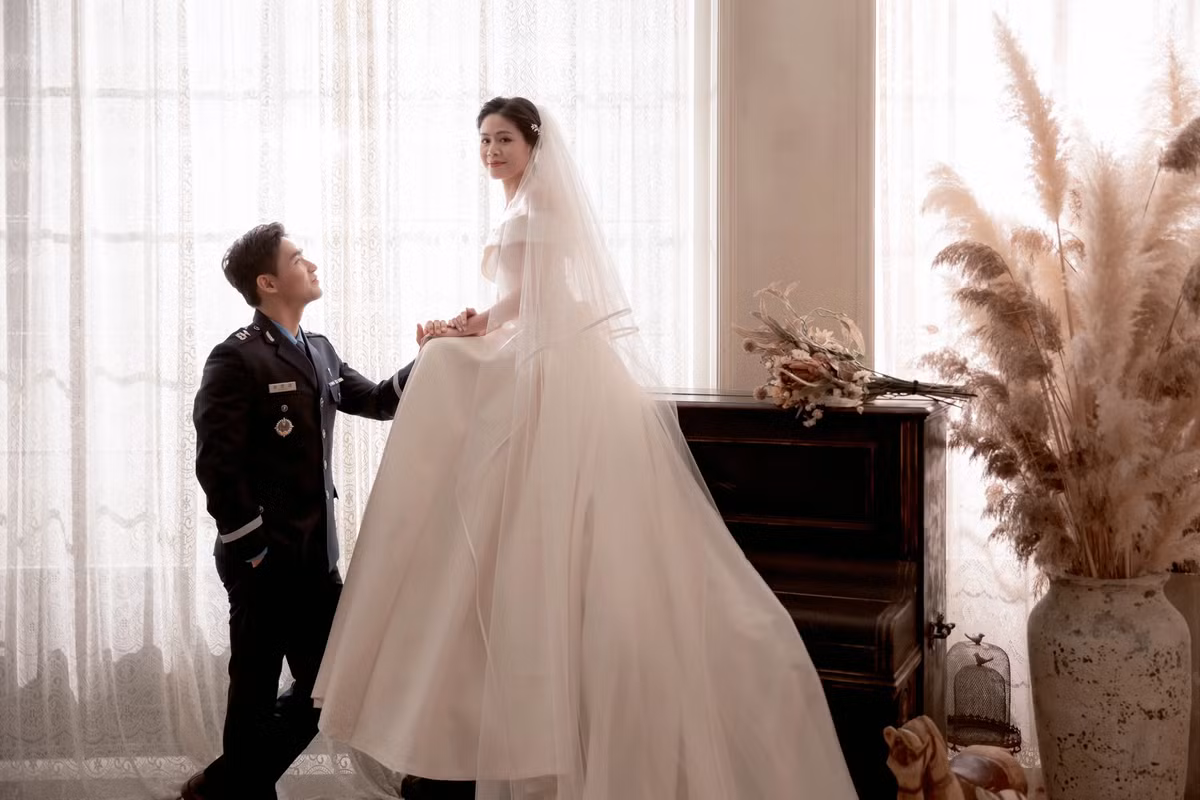 Ban đầu, khi mới yêu nhau, cả 2 không được 2 gia đình quá ủng hộ vì khoảng cách và rào cản ngôn ngữ.