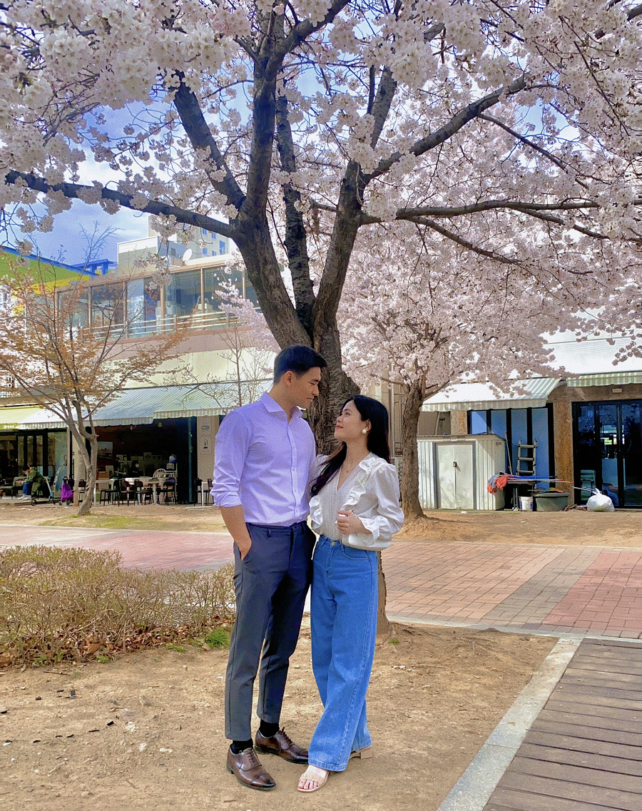 Tính cách 2 người cũng không mấy giống nhau. Young Sang yêu thể thao, thích ca hát và lúc nào cũng tràn đầy năng lượng. Ngược lại, Huyền không thích thể thao, yêu hội họa và nhảy múa. Tựa như hai nam châm trái dấu, Bích Huyền - Young Sang ngày càng xích lại gần nhau, viết nên câu chuyện tình lãng mạn.