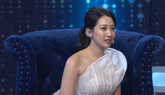 Theo đó, nữ chính trong tập 6 có tên Kiều Ly Phạm (Liu Liu), 28 tuổi, đến từ Hà Nội. Mặc dù nổi bật hơn người, thế nhưng hot girl tài năng này lại không gặp may trong chuyện tình cảm.