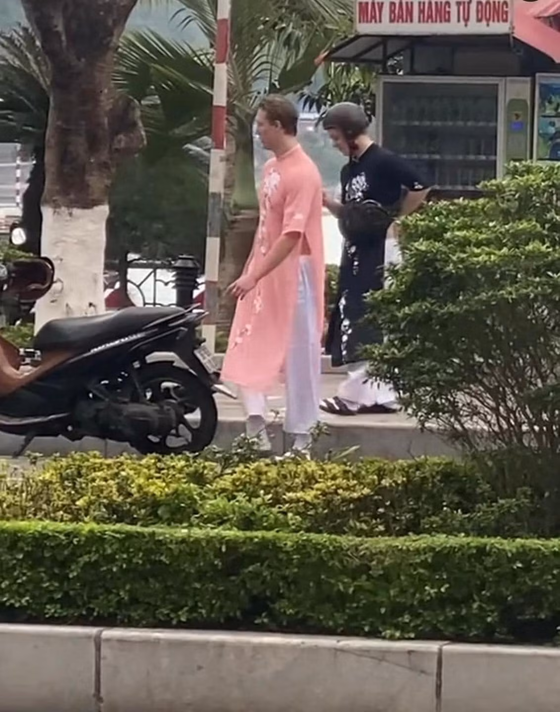 Đoạn clip ghi lại hình ảnh 2 chàng trai người nước ngoài đang mặc áo dài Việt Nam, vui vẻ chụp ảnh cho nhau