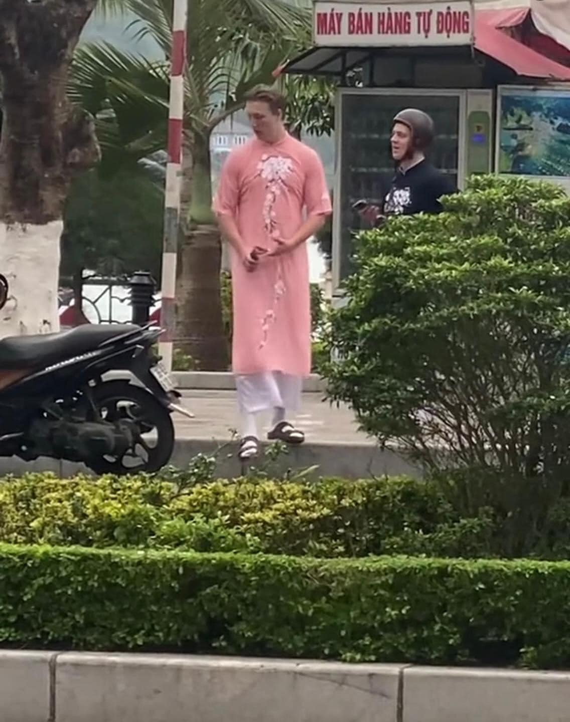 "Trông vừa buồn cười vừa đáng yêu","Ai tư vấn cho 2 bạn ấy 2 bộ áo dài này vậy","2 anh ấy có biết bản thân đang nổi tiếng trên mạng xã hội Việt không vậy?" - Netizen tỏ ra thích thú khi đoạn clip được chia sẻ trên facebook