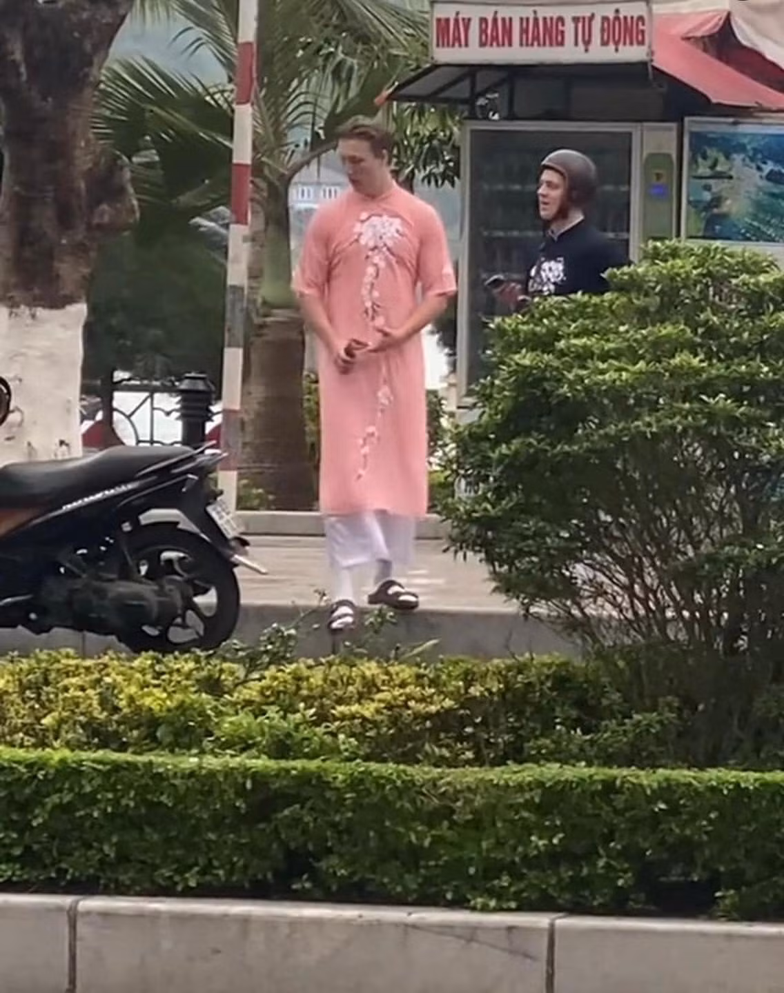 "Trông vừa buồn cười vừa đáng yêu","Ai tư vấn cho 2 bạn ấy 2 bộ áo dài này vậy","2 anh ấy có biết bản thân đang nổi tiếng trên mạng xã hội Việt không vậy?" - Netizen tỏ ra thích thú khi đoạn clip được chia sẻ trên facebook