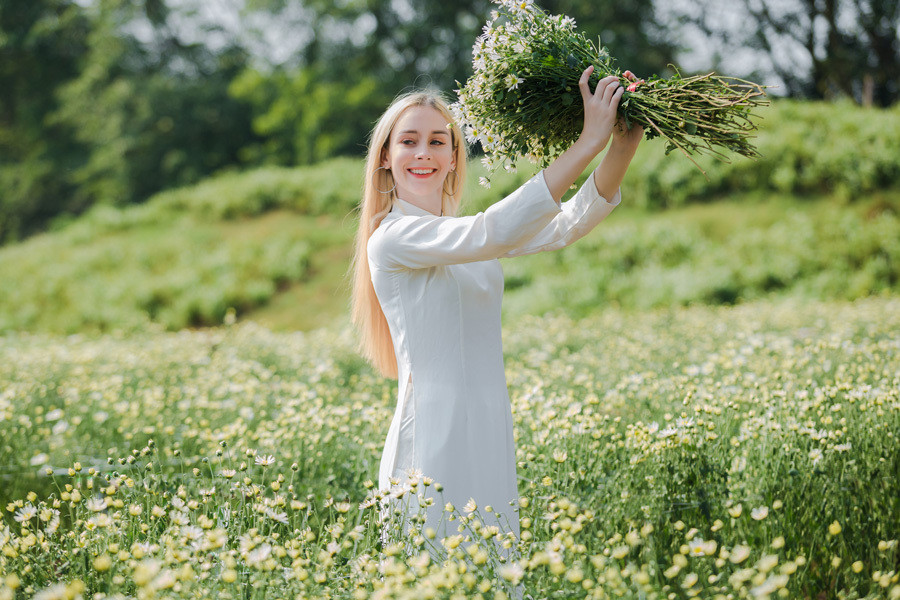 Cô gái cùng bó hoa cúc họa mi ngọt ngào và nữ tính