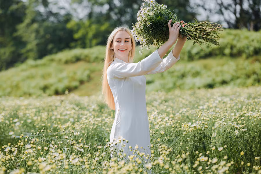 Cô gái cùng bó hoa cúc họa mi ngọt ngào và nữ tính