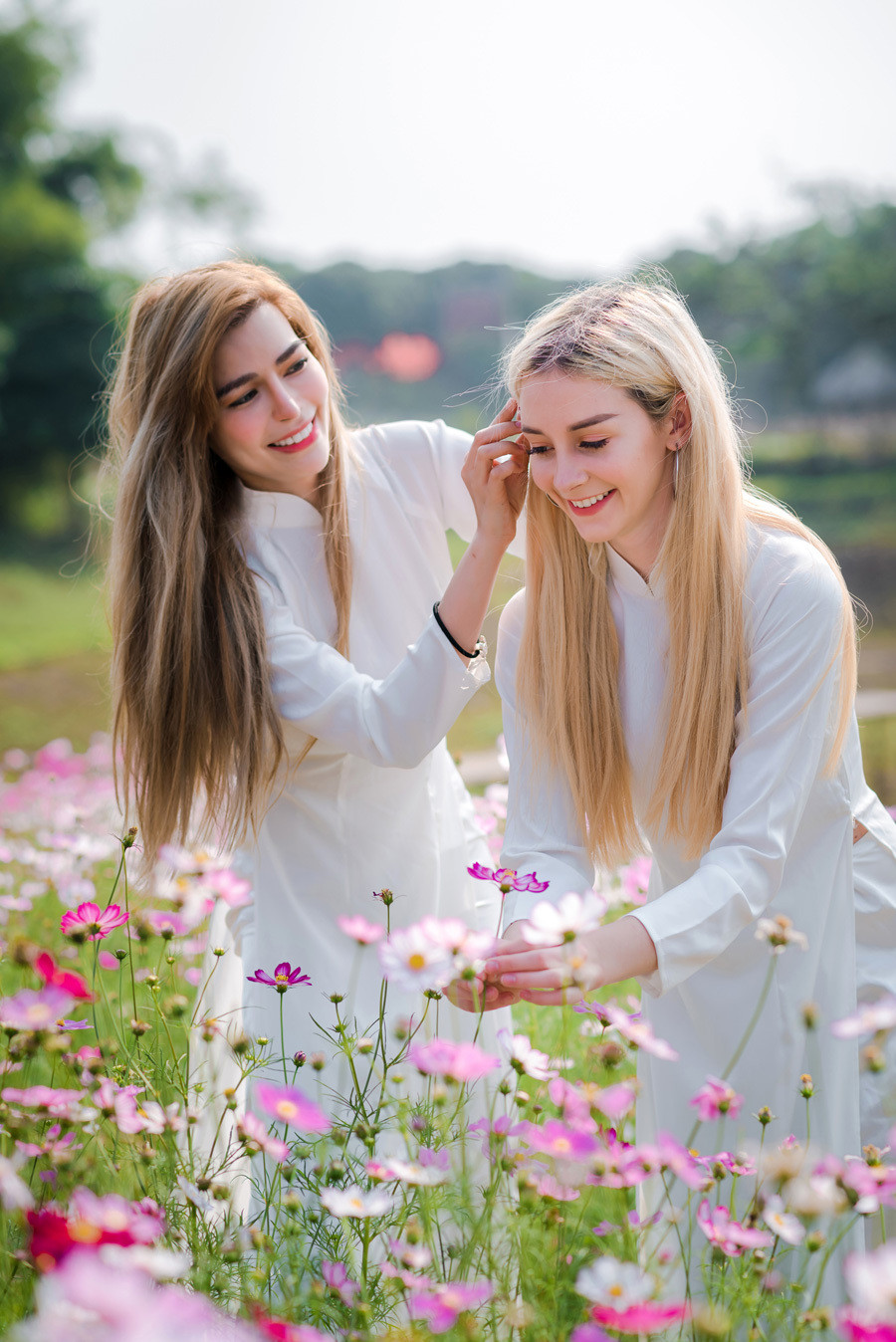 2 cô gái duyên dáng, mái tóc xõa dài trong tà áo dài trắng tinh khôi