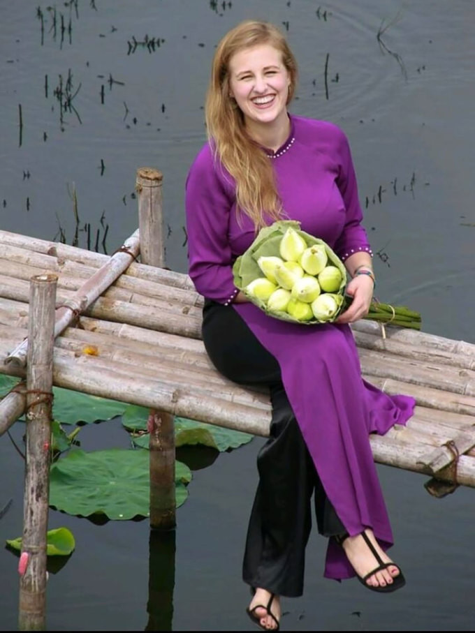 Rất nhiều du khách sang Việt Nam du lịch đều muốn 1 lần mặc thử trang phục truyền thống này