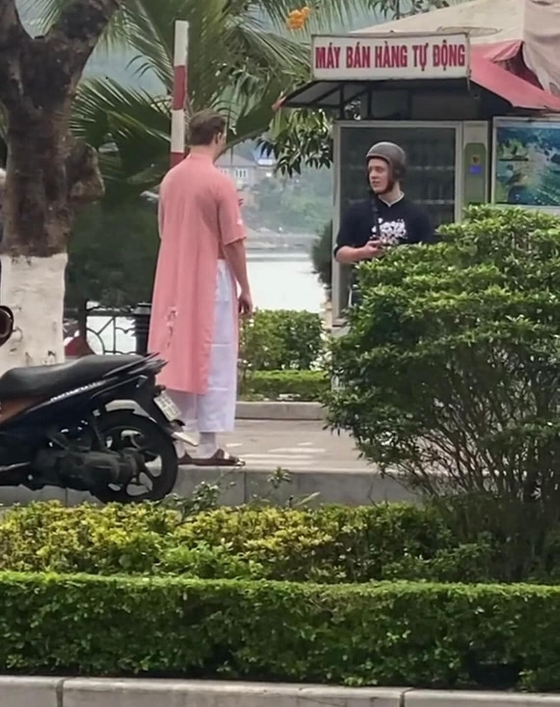 2 chàng trai người nước ngoài vô tư đứng ghi lại những khoảnh khắc trong bộ Quốc phục Việt Nam