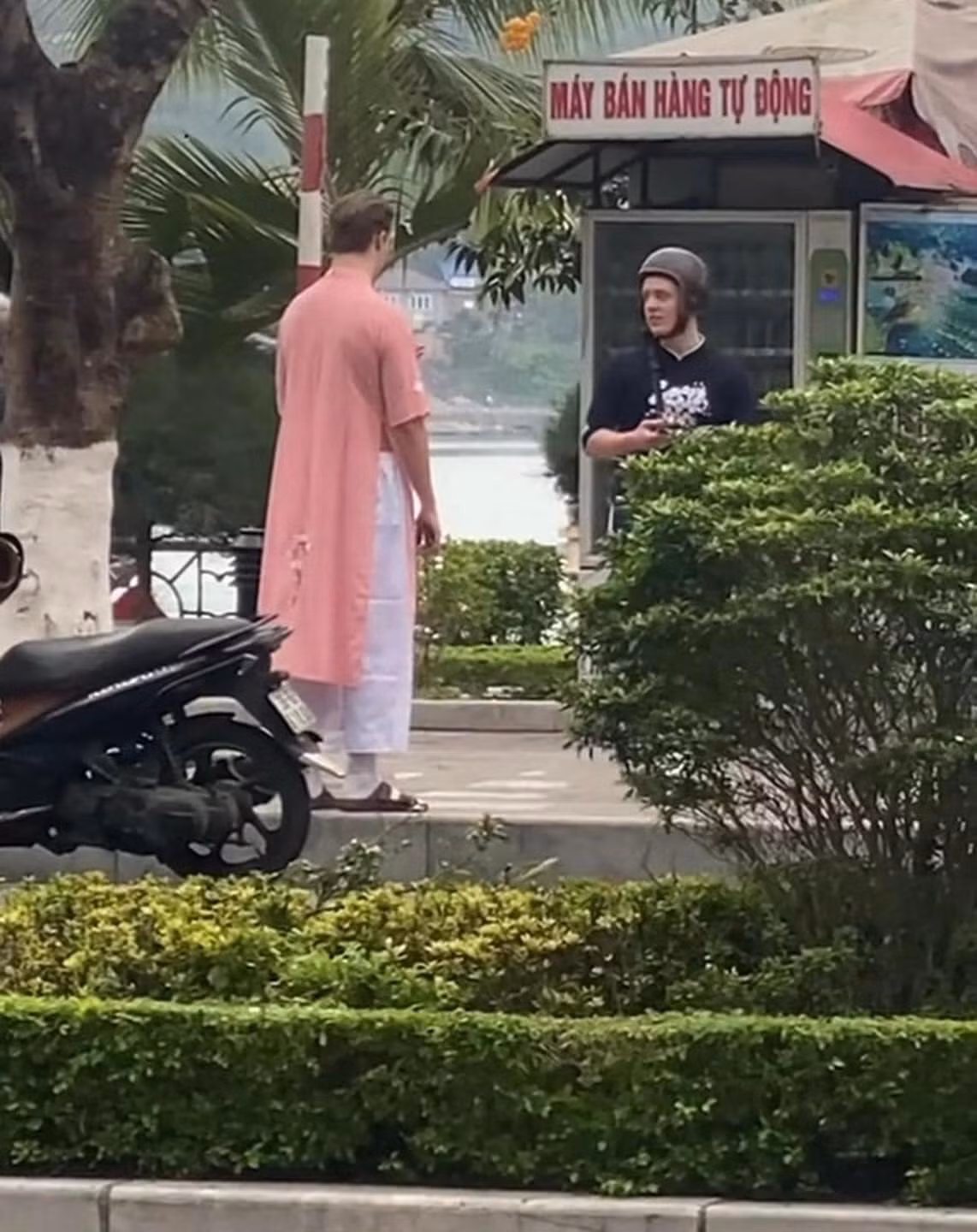 2 chàng trai người nước ngoài vô tư đứng ghi lại những khoảnh khắc trong bộ Quốc phục Việt Nam